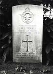 401819 Afbeelding van de grafsteen, op de begraafplaats (Vlooswijkseweg 2) te Oud-Leusden, van piloot Jock W.S. Forbes ...